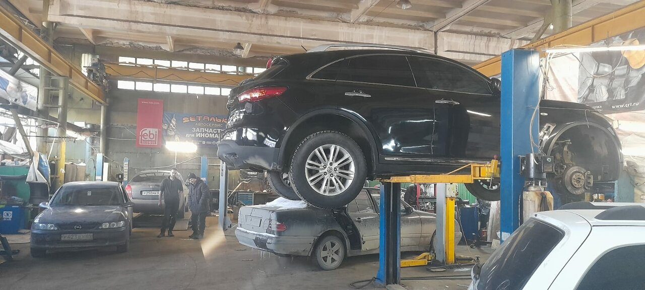 Автомобиль на подъёмнике